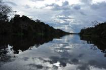 O maravilhoso reflexo do céu nos rios que cortam a Reserva do Mamirauá, região de Tefé, no Amazonas